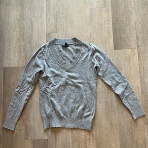 Gray V-neck Gap Sweater Size Small